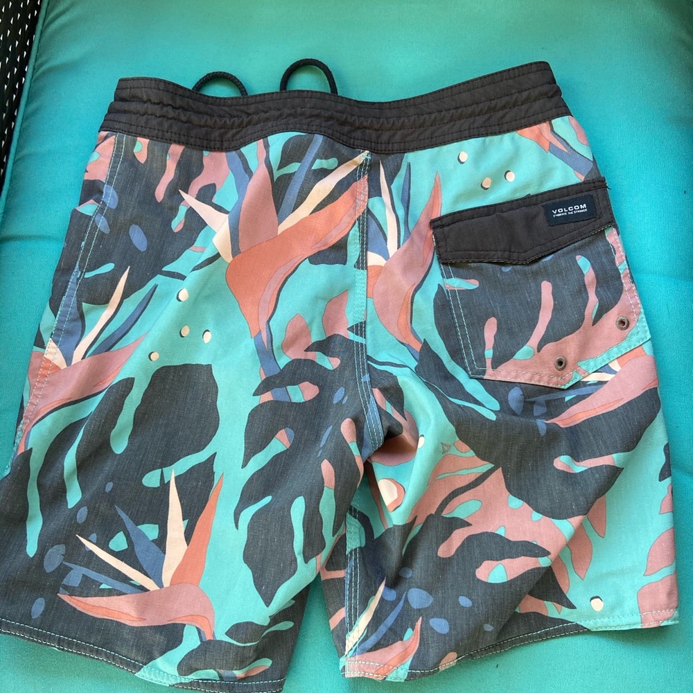 Volcom board shorts - Picture 4 of 5